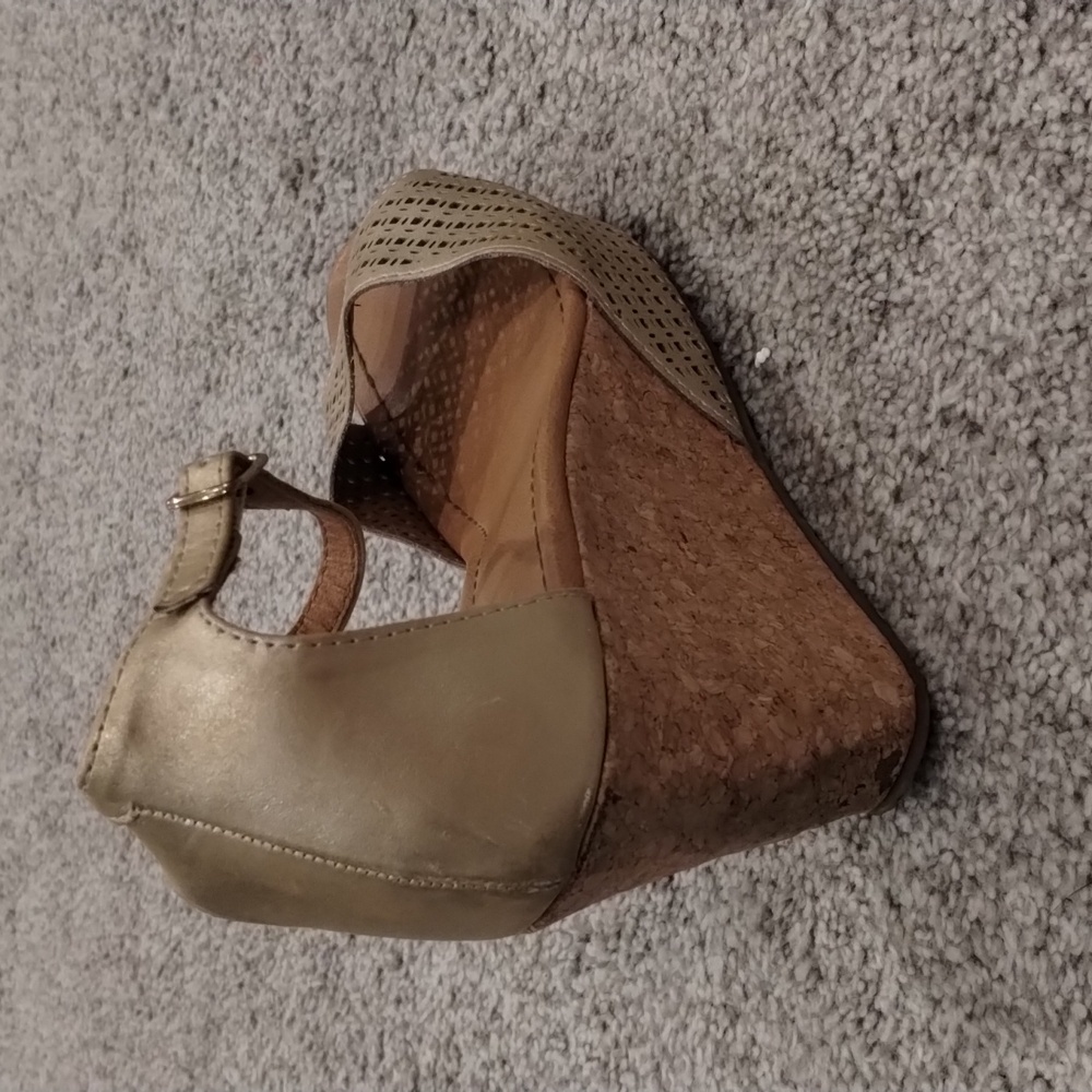 Kenneth Cole Gold Wedge Sandals - Picture 4 of 4